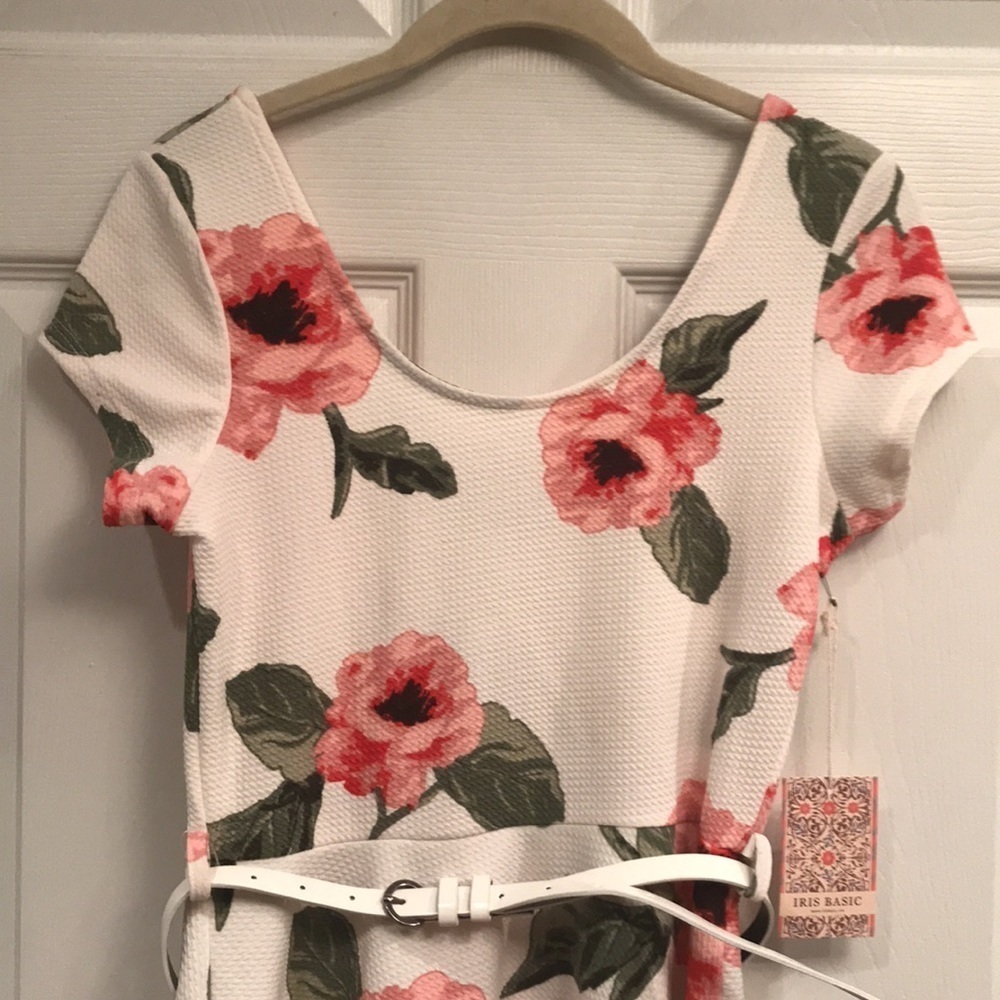 Iris brand size S cap sleeve dress with belt- NWT - Picture 2 of 6
